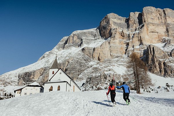 Auf den Hütten im kleinen Skigebiet Heiligkreuz wird bei der «Roda dles Saus» ladinische Küche serviert. - © Alex Moling/Alta Badia/dpa-tmn
