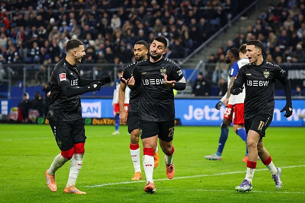 Stuttgarts Deniz Undav (M) wurde nach seinem Treffer zum 1:1 bejubelt. - © Christian Charisius/dpa