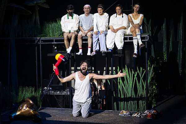 Die Geschichte von Mesut Özil wird in Bremen als Theaterstück aufgeführt. - © Sina Schuldt/dpa
