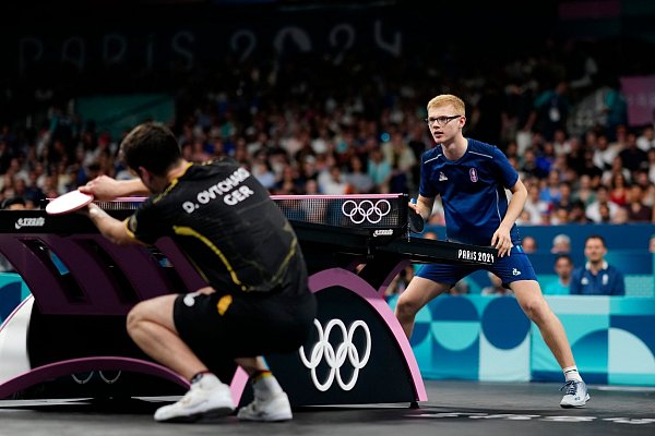 Duell der Generationen: Dimitrij Ovtcharov und Felix Lebrun bei den Olympischen Spielen in Paris. - © Petros Giannakouris/AP/dpa