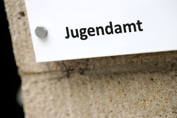 Personalmangel und Überlastung gibt es in vielen Jugendämtern. (Archivbild) - © Arno Burgi/dpa-Zentralbild/dpa