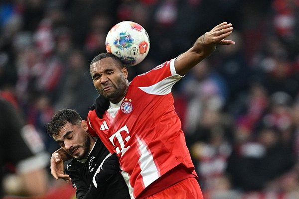 Harte Arbeit für die Bayern, hier Jonathan Tah (r) gegen Pauli-Angreifer Daniel Sinani. - © Sven Hoppe/dpa
