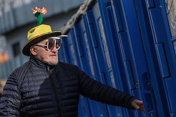 Närrinnen und Narren dürfen sich auf Sonne am Rosenmontag freuen. (Archivbild) - © Friso Gentsch/dpa
