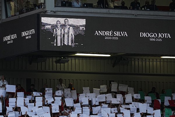 Vor dem Spiel gegen Bournemouth erinnerten Fans an Liverpools Diogo Jota und seinen Bruder André Silva, die bei einem Verkehrsunfall ums Leben kamen. - © Peter Byrne/PA Wire/dpa