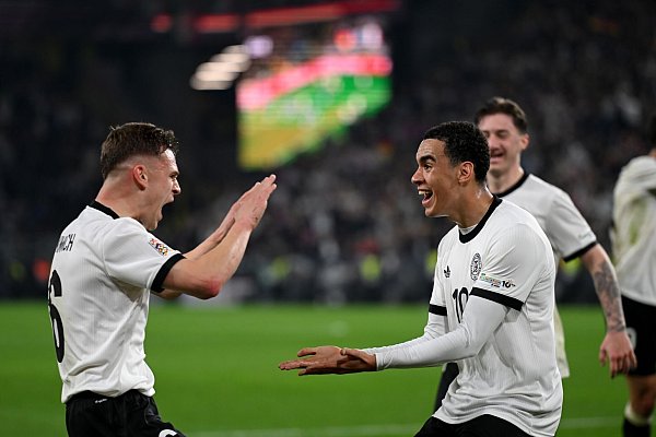 Feiern ihren Geniestreich: Kimmich und Musiala. - © Fabian Strauch/dpa