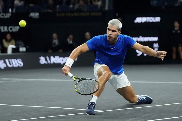 Carlos Alcaraz war gegen den US-Amerikaner Taylor Fritz chancenlos. - © Jeff Chiu/AP/dpa