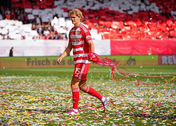 Ein Konfettiregen ging kurz nach dem Anpfiff im Stadion an der Alten Försterei nieder. - © Soeren Stache/dpa