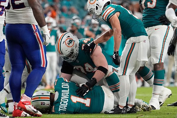 Tua Tagovailoa von den Miami Dolphins erlebte das Ende des Spiels gegen Buffalo verletzungsbedingt nicht auf dem Feld. - © Lynne Sladky/AP/dpa