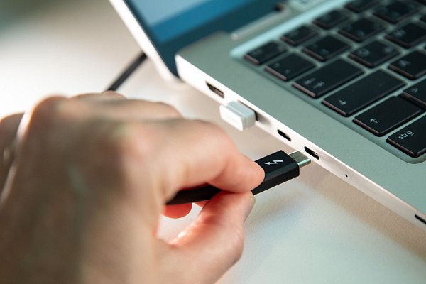Notebook über USB laden? - Was früher undenkbar war, wird jetzt zum Standard. - © Christin Klose/dpa-tmn