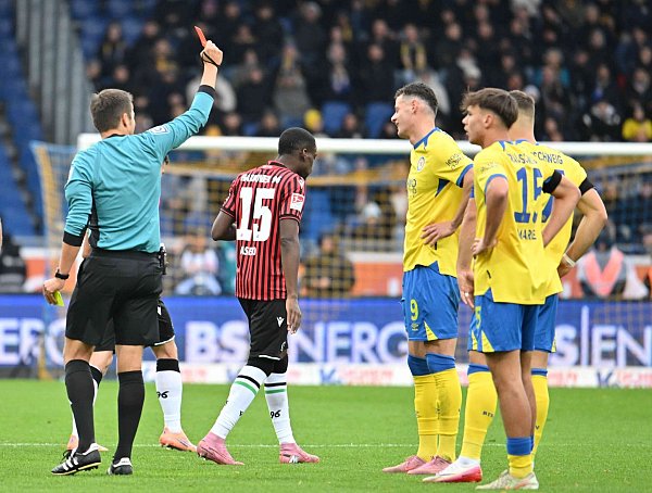 Erencan Yardimci (2.v.r.) von Eintracht Braunschweig sieht im Derby gegen Hannover 96 die Rote Karte. - © Swen Pförtner/dpa