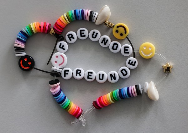 Ob im Kindesalter oder als Greis: Ohne Freunde kann man Experten zufolge nicht glücklich sein. (Symbolbild) - © Oliver Berg/dpa