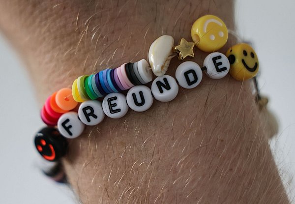 Freundschaften im realen Leben sind auch in Zeiten vieler Social-Media-Kontakte unverzichtbar. (Symbolbild) - © Oliver Berg/dpa