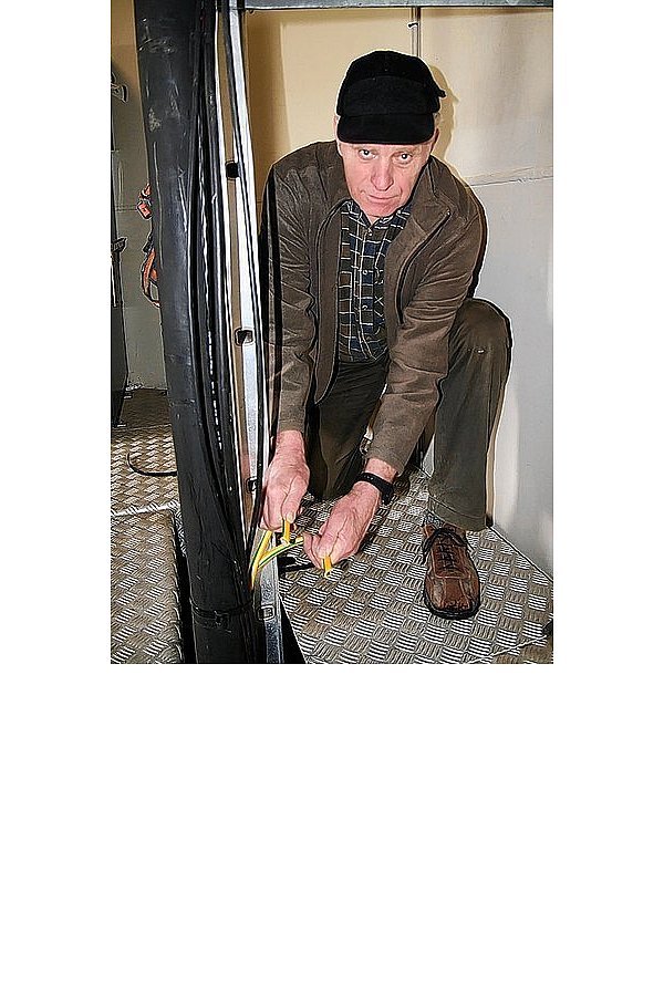 Windradwart Johannes Förster mit teuren Erdungskabeln. - © FOTO: SANDRA WAMERS