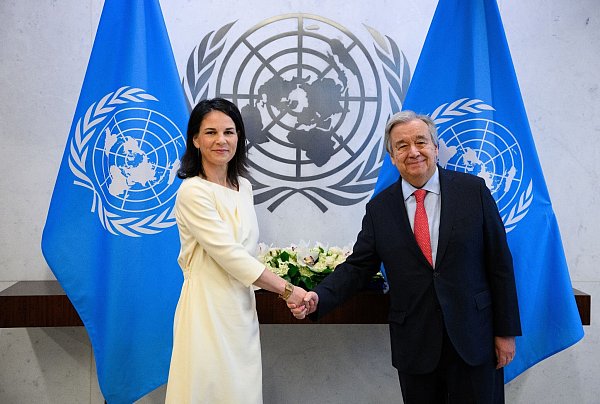 Außenministerin Annalena Baerbock und UN-Generalsekretär António Guterres treffen sich zu einem Gespräch im UN-Hauptquartier. - © Bernd von Jutrczenka/dpa