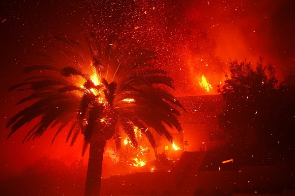 Die schlimmen Feuer in Kalifornien haben auch Auswirkungen auf geplante Hollywood-Veranstaltungen. - © Etienne Laurent/AP/dpa