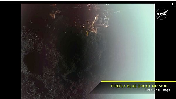 Das erste Foto von «Blue Ghost» zeigt die Mondoberfläche bei Sonnenaufgang. - © Uncredited/NASA/Firefly Aerospace/AP/dpa
