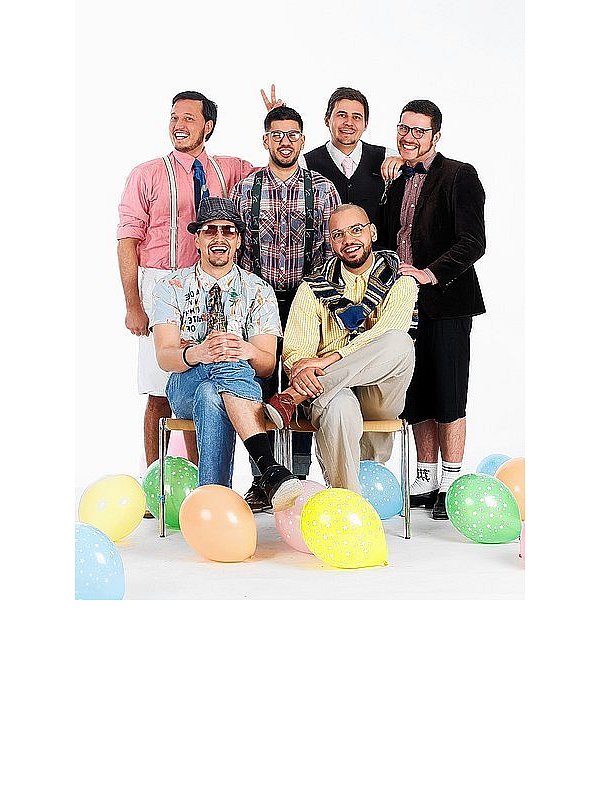Wenn DJ Uppercut, Maniak, Harry van Halen, Gregor Kanone (hintere Reihe), Hennessy und Crush (vorne) als "Hardsoul" richtig loslegen, ist Schluss mit Kindergeburtstag. - © FOTO: CAROLIN WESSEL