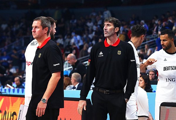 Trainerteam Ibrahimagic und Mumbru (r) bei der EM. - © Matthias Stickel/dpa