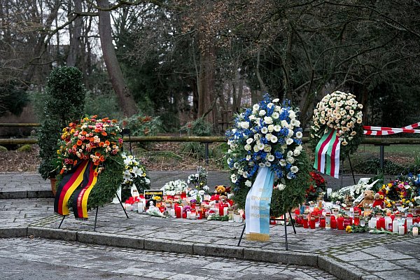 Kränze für die Opfer der Messerattacke. - © Daniel Vogl/dpa