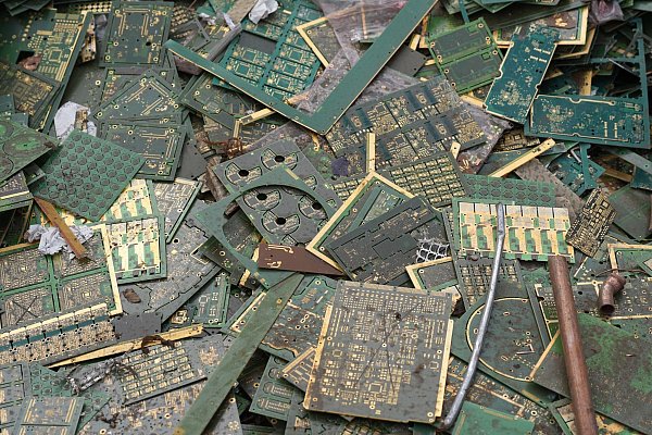 Aus Elektroschrott wird viel Kupfer gewonnen. (Archivbild) - © Marcus Brandt/dpa