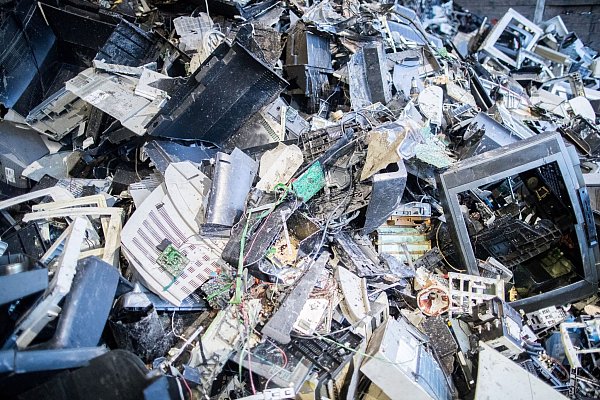 Elektroschrott liegt in einer Halle einer Recyclingfirma. (Archivbild) - © Marcel Kusch/dpa