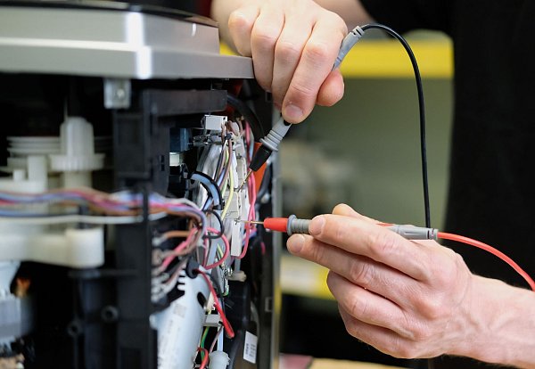 Elektrogeräte lassen sich oft reparieren. (Archivbild) - © Sebastian Willnow/dpa