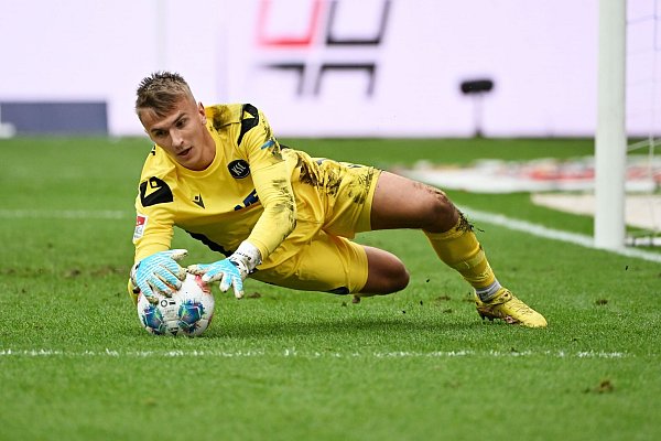 Karlsruhes Torwart Hans Christian Bernat hatte gegen Schalke viel zu tun. - © Uli Deck/dpa
