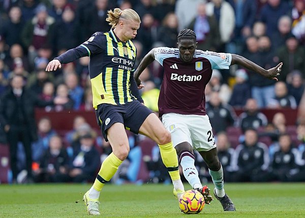 Auch Top-Torjäger Erling Haaland (l) blieb gegen Aston Villa wieder blass. - © Andrew Yates/CSM via ZUMA Press Wire/dpa