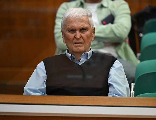 Verfolgte den Auftakt des Steuerprozesses als Zuschauer: Ex-DFB-Präsident Theo Zwanziger. - © Arne Dedert/dpa