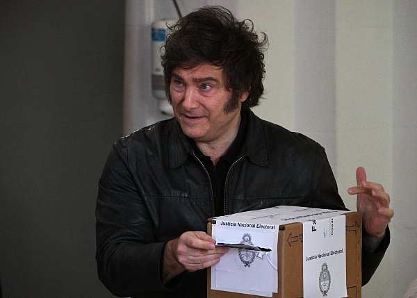 Argentiniens ultraliberaler Präsident Milei gibt seine Stimme bei den Zwischenwahlen ab. - © Sebastián Hipperdinger/EUROPA PRESS/dpa