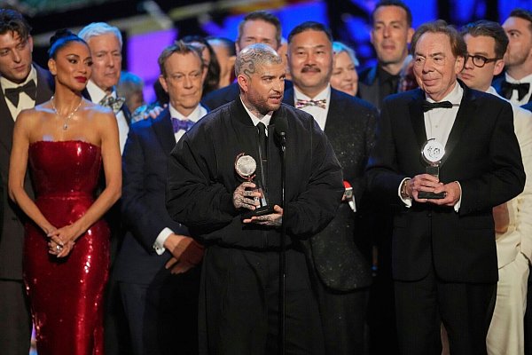 Jamie Lloyd, Mitte, nimmt am 8. Juni den Preis für die beste Wiederaufnahme eines Musicals für «Sunset Boulevard» während der 78. Tony Awards in der Radio City Music Hall entgegen - links neben ihm Nicole Scherzinger, rechts neben ihm Webber. (Archivbild) - © Charles Sykes/Invision/AP/dpa