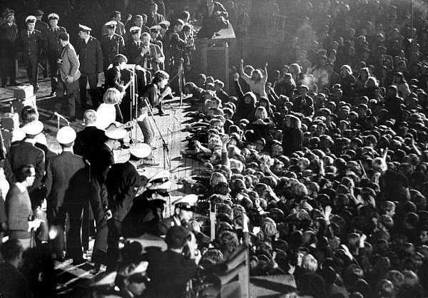 Beim Konzert kommt es zu Ausschreitungen zwischen Fans, Ordnern und Polizei. (Archivbild) - © Konrad Giehr/dpa