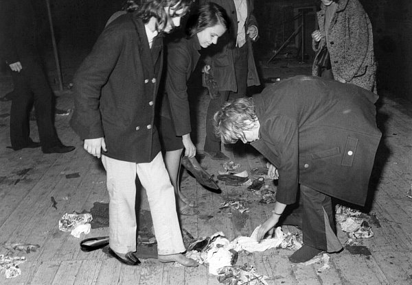 Jugendliche sammeln Schuhe ein, die sie auf die Bühne geworfen haben. (Archivbild) - © Konrad Giehr/dpa