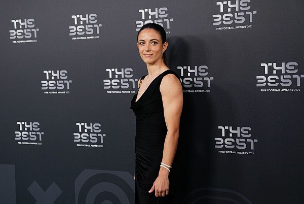 Aitana Bonmati lächelt bei ihrer Ankunft zu den Best FIFA Football Awards. - © John Walton/PA Wire/dpa