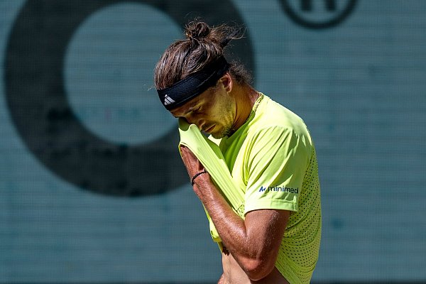 Alexander Zverev kassierte trotz starker Leistung eine bittere Niederlage. - © David Inderlied/dpa