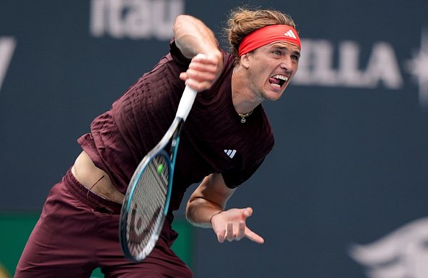 Alexander Zverev schlägt auf. - © Lynne Sladky/AP/dpa