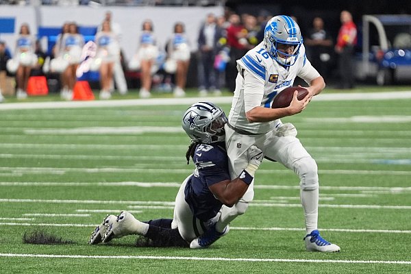Quarterback Goff (rechts) und die Lions ließen sich von den Cowboys nicht aufhalten. - © Paul Sancya/AP/dpa