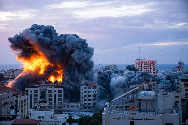 Feuer und Rauch steigen nach einem israelischen Luftangriff in Gaza-Stadt auf. - © Fatima Shbair/AP/dpa