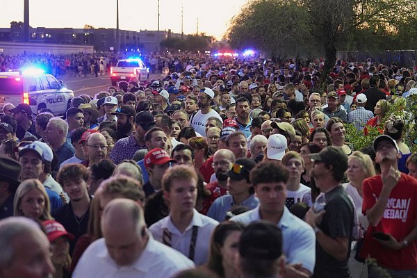 Schon im Morgengrauen versammelten sich Tausende vor dem Stadion. - © Jae C. Hong/AP/dpa