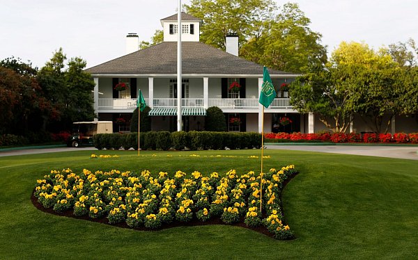 Das Clubhaus und die Blumenpracht des Augusta National Golf Clubs beeindrucken Bernhard Langer immer wieder. - © Andrew Gombert/EPA/dpa