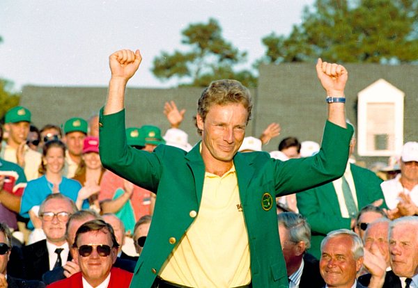 Bernhard Langer erhält für seinen zweiten Masters-Triumph 1993 das traditionelle grüne Jackett für den Sieger. - © Ed Reinke/AP/dpa