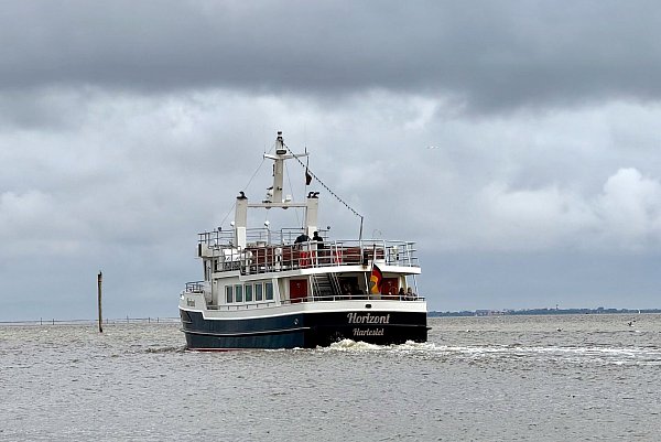 Die «Horizont» unterwegs zu einer Seebestattung auf der Nordsee. - © Wolfgang Stelljes/dpa-tmn