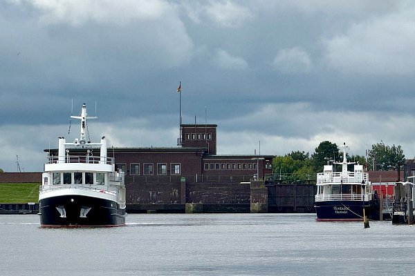 Die «Horizont» verlässt den Hafen von Harlesiel. Bis zu 100 Personen können mitfahren. - © Wolfgang Stelljes/dpa-tmn