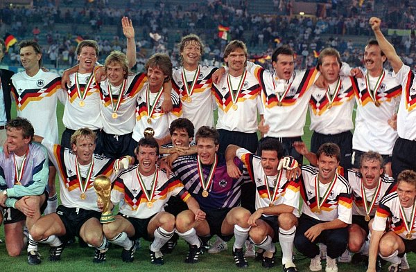 1990: Die deutsche Nationalmannschaft nach dem 1:0-Finalsieg gegen Argentinien bei der Fußball-Weltmeisterschaft im Olympiastadion von Rom. Frank Mill ist der vierte von links in der oberen Reihe. - © picture-alliance / dpa