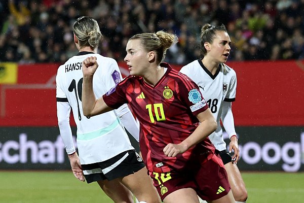 Die jubelnde Torschützin zum 1:1: Laura Freigang von Eintracht Frankfurt. - © Daniel Löb/dpa