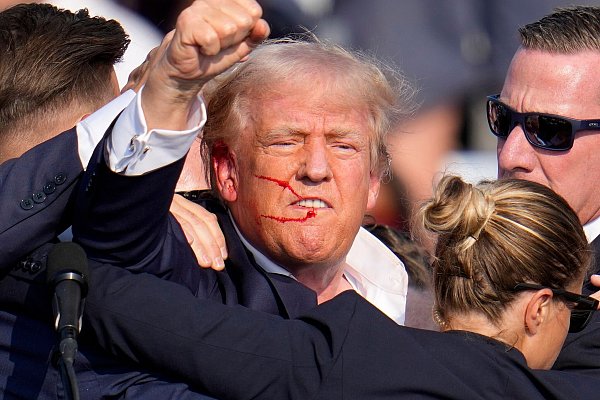 Der ehemalige US-Präsident Donald Trump reagiert nach einem Attentat auf einer Wahlkampfveranstaltung. - © Gene J. Puskar/AP