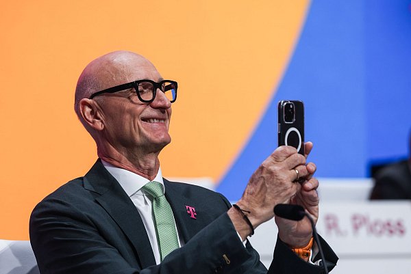 Telekom-Chef Tim Höttges peilt Investitionen in neue Rechenzentren an, um den Datenhunger im KI-Zeitalter zu stillen. (Archivbild) - © Oliver Berg/dpa