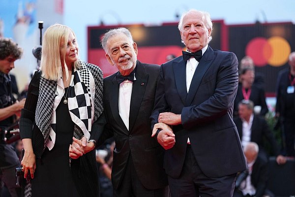 Lena Herzog (l-r), Francis Ford Coppola und Werner Herzog auf dem roten Teppich. - © Scott A Garfitt/Invision/AP/dpa