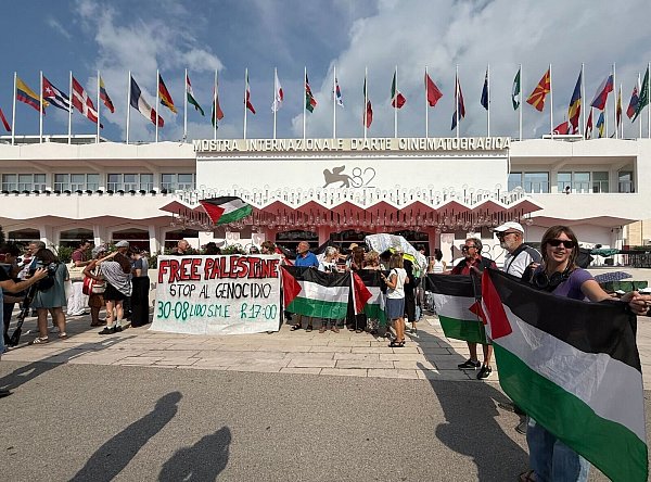 Propalästinensische Demonstranten vor dem Palazzo del Cinema. - © Christoph Sator/dpa
