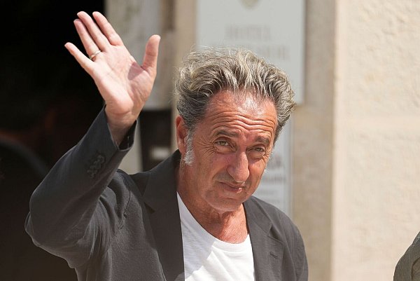 Paolo Sorrentino eröffnet mit seinem neuen Werk die Filmfestspiele. - © Scott A Garfitt/Invision/AP/dpa